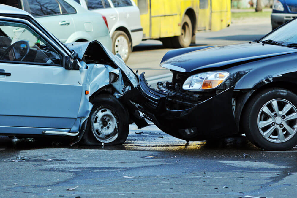 découvrez les détails de l'accident impliquant un véhicule tesla et la polémique entourant le conducteur. analyse approfondie des réactions et des critiques après cet incident sur la route.