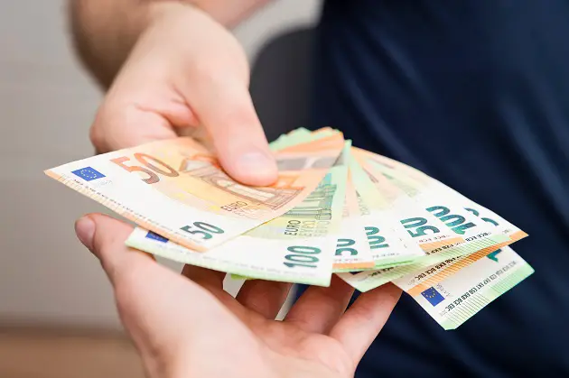 découvrez comment obtenir votre carte grise directement depuis votre smartphone. simplifiez vos démarches administratives grâce à notre guide complet sur la demande et la gestion de votre carte grise en ligne.