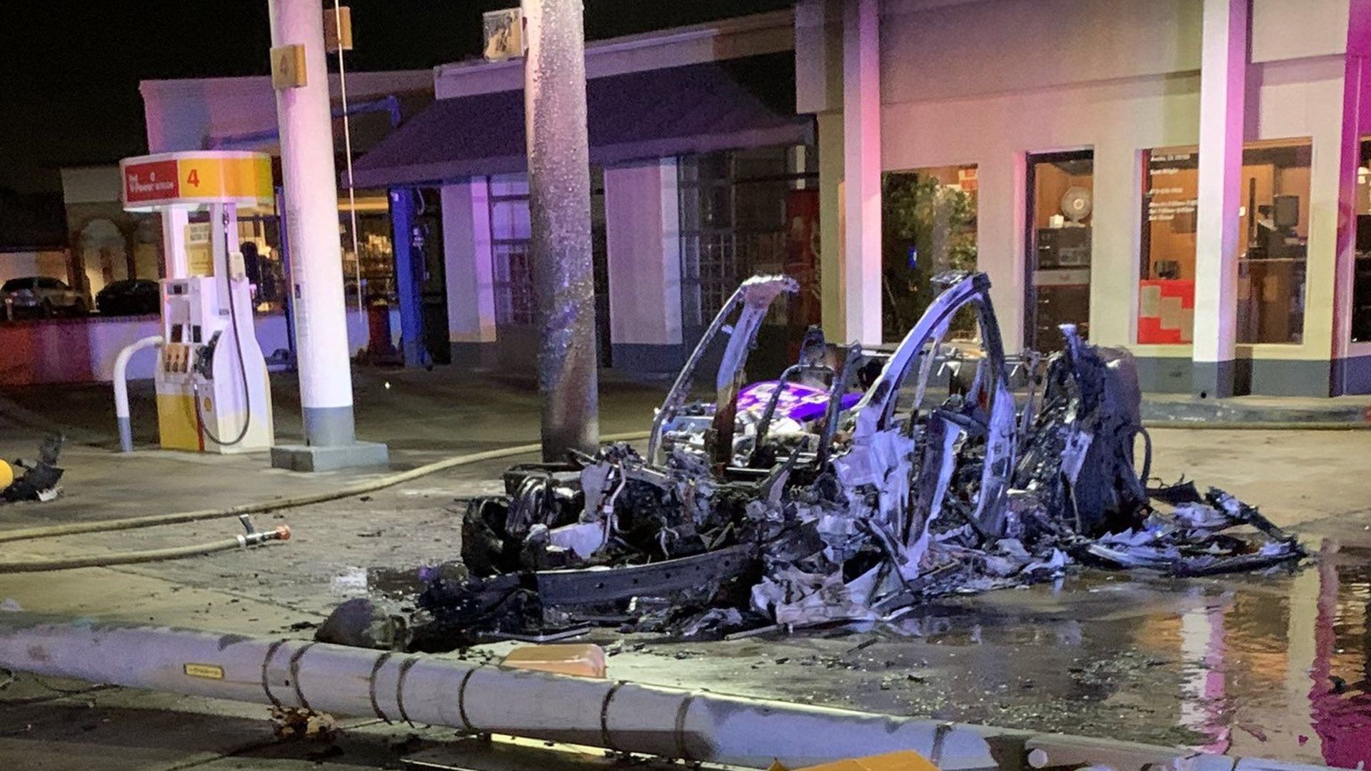découvrez les détails de l'incendie survenu à reims impliquant un véhicule tesla. analyse des causes, des impacts sur la sécurité et les réactions des autorités et du constructeur électrique.