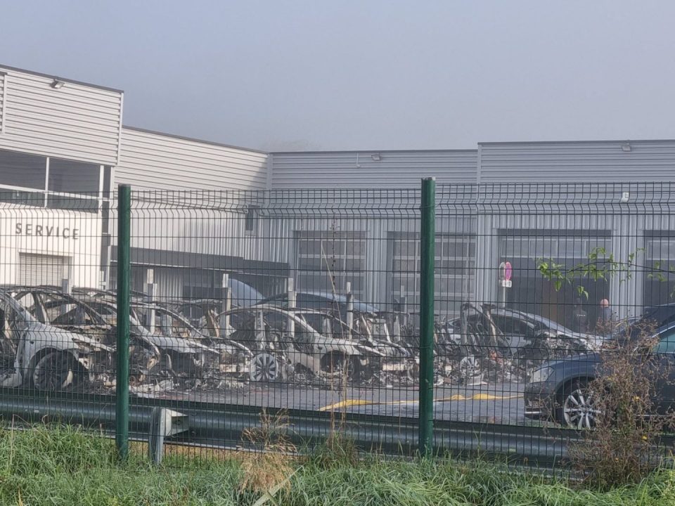 découvrez les circonstances de l'incendie survenu à reims impliquant un véhicule tesla. analyse des causes, des conséquences et des mesures prises pour la sécurité des conducteurs.