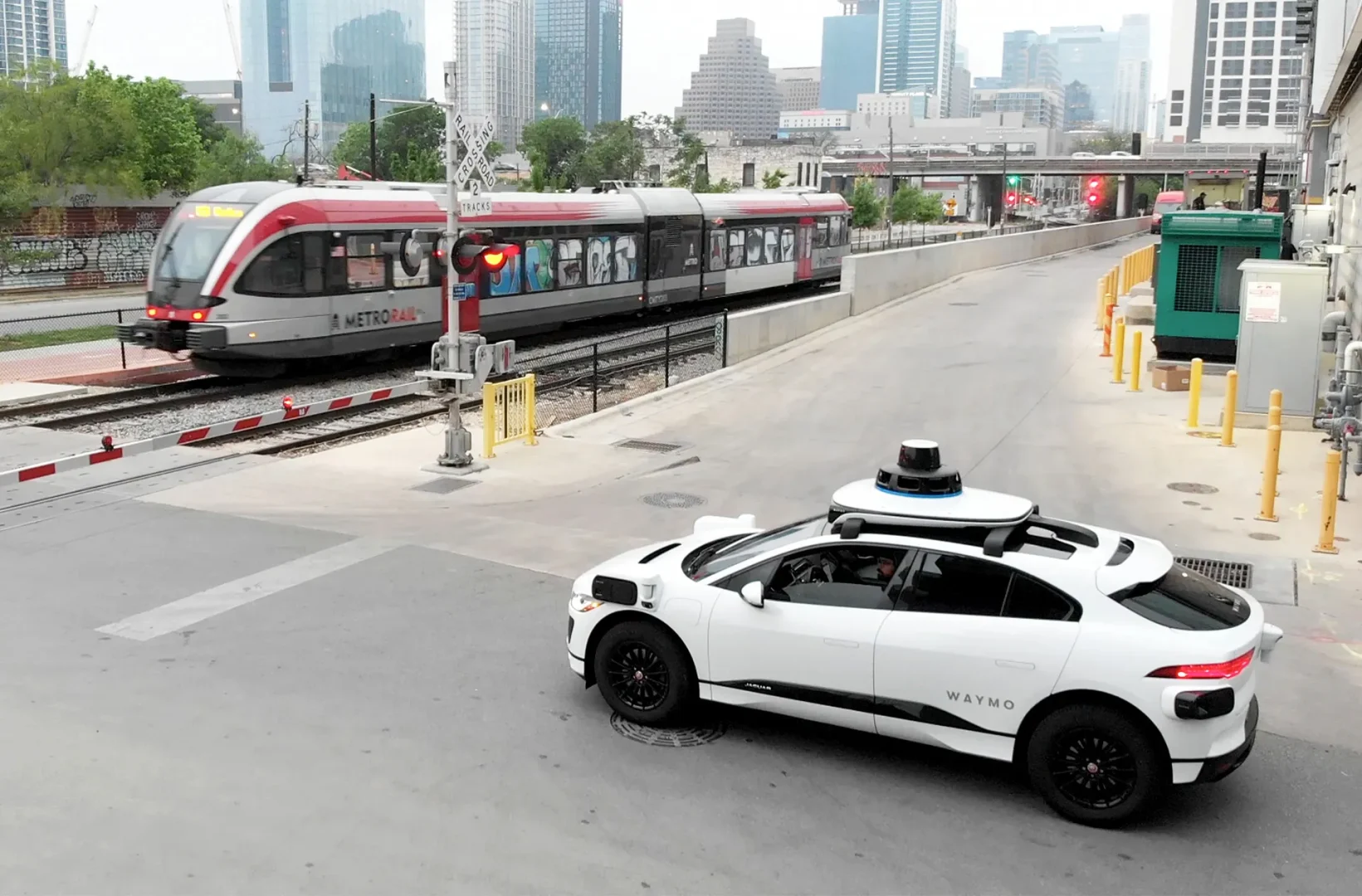 découvrez l'avenir de la mobilité à austin avec les robotaxis, des véhicules autonomes révolutionnaires qui transforment le transport urbain. profitez d'un service de transport pratique, écologique et sécurisé, adapté à vos besoins quotidiens.