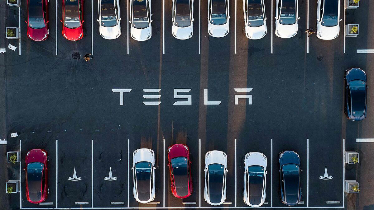 découvrez pourquoi tesla connaît une chute en europe, mais résiste avec succès dans certaines régions. analyse des tendances du marché et des facteurs influençant cette dynamique.