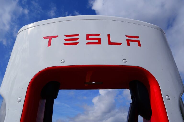 découvrez pourquoi tesla connaît une chute en europe, sauf dans certains marchés clés. analyse des facteurs qui influencent cette tendance et des régions où la demande reste forte.