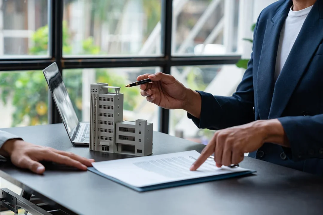 Assurance copropriété en difficulté : 7 stratégies pour négocier avec les assureurs et réduire les cotisations en 2025