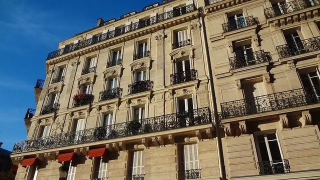 Comparateur assurance immeuble ancien : garanties, surcoûts et conseils pour bâtiments historiques en 2025