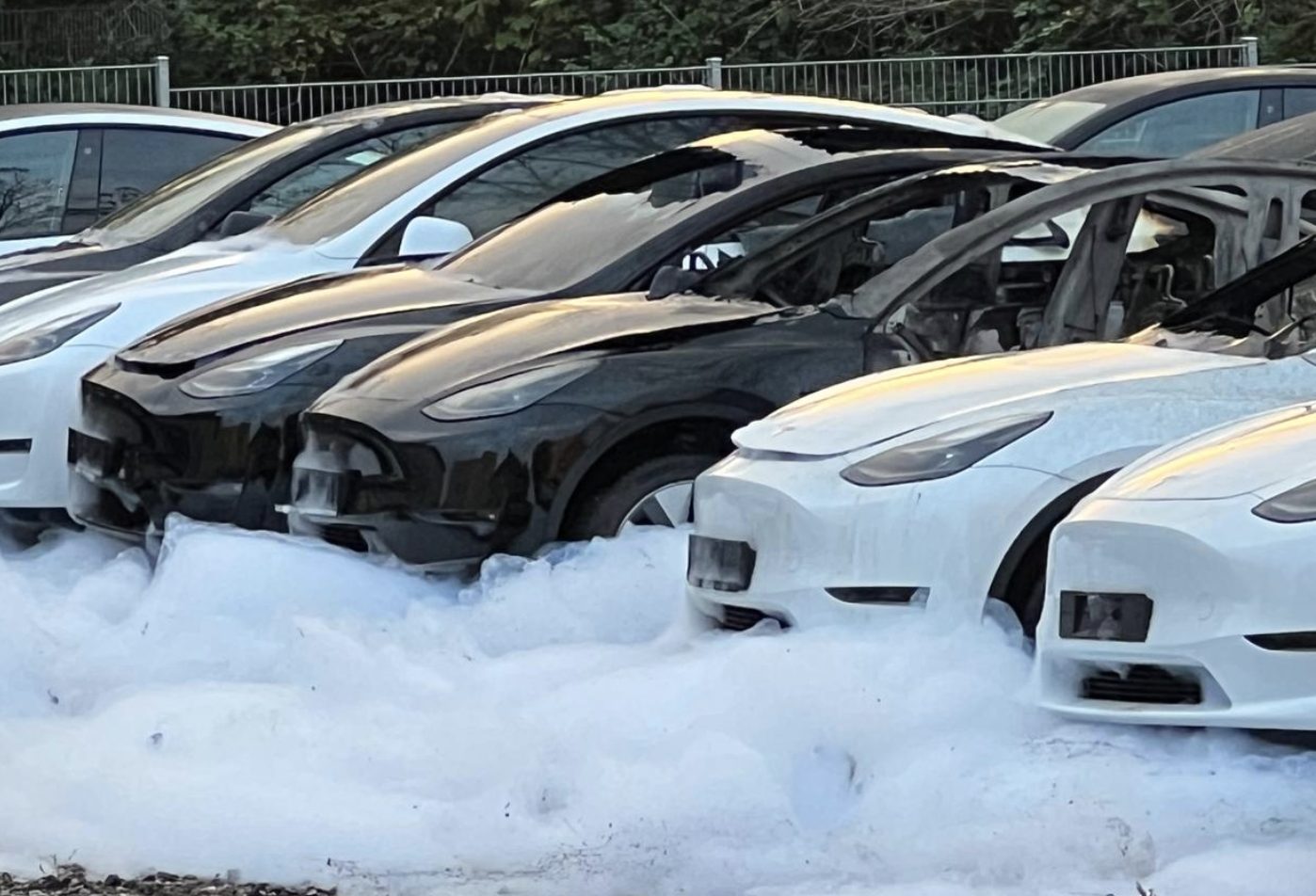 découvrez les détails choquants de l'incendie d'une tesla impliquant des adolescents. une analyse des circonstances et des conséquences d'un événement qui soulève des questions sur la sécurité des véhicules électriques.