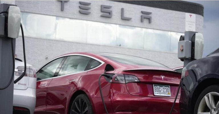 découvrez l'incident troublant impliquant des adolescents incendiés près d'une tesla. une situation alarmante qui soulève des questions de sécurité et de responsabilité. plongez dans les détails de cet événement marquant.