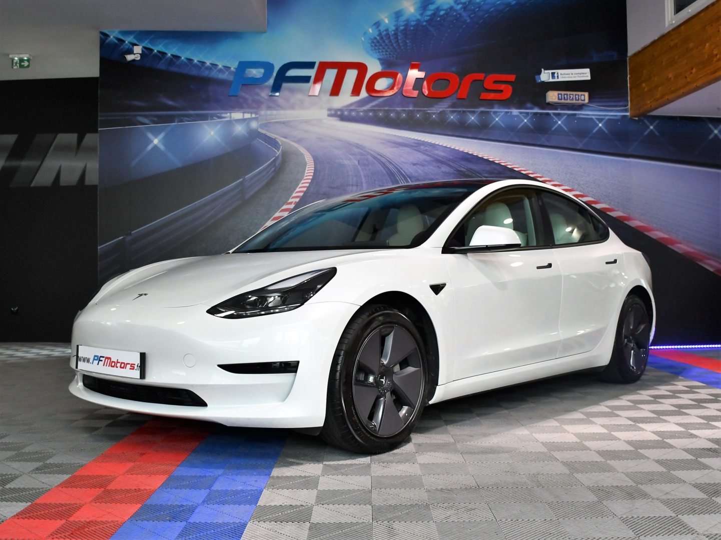 découvrez le canular hilarant autour de la tesla model 3, où des rumeurs surprenantes et des situations cocasses mettent en scène cette voiture électrique emblématique. plongez dans l'humour et l'innovation avec ce récit captivant qui ne manquera pas de vous faire sourire !