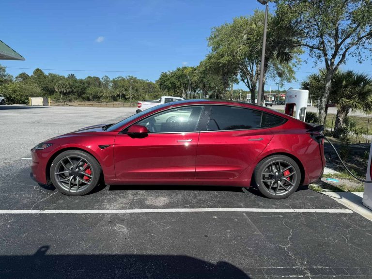 découvrez le canular hilarant autour de la tesla model 3 ! plongez dans une plaisanterie qui a surpris des milliers d'internautes et amusez-vous avec ce moment fun qui joue sur l'engouement pour les voitures électriques. ne ratez pas cette vidéo divertissante et partagez le moment !