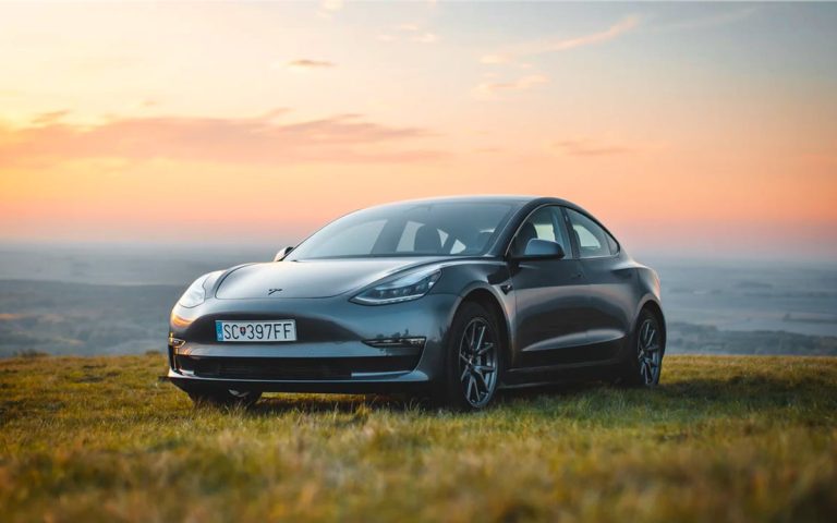 découvrez l'impact de la crise tesla sur l'industrie automobile et les marchés financiers. analyse approfondie des défis rencontrés par l'entreprise, des réactions des investisseurs et des perspectives d'avenir.