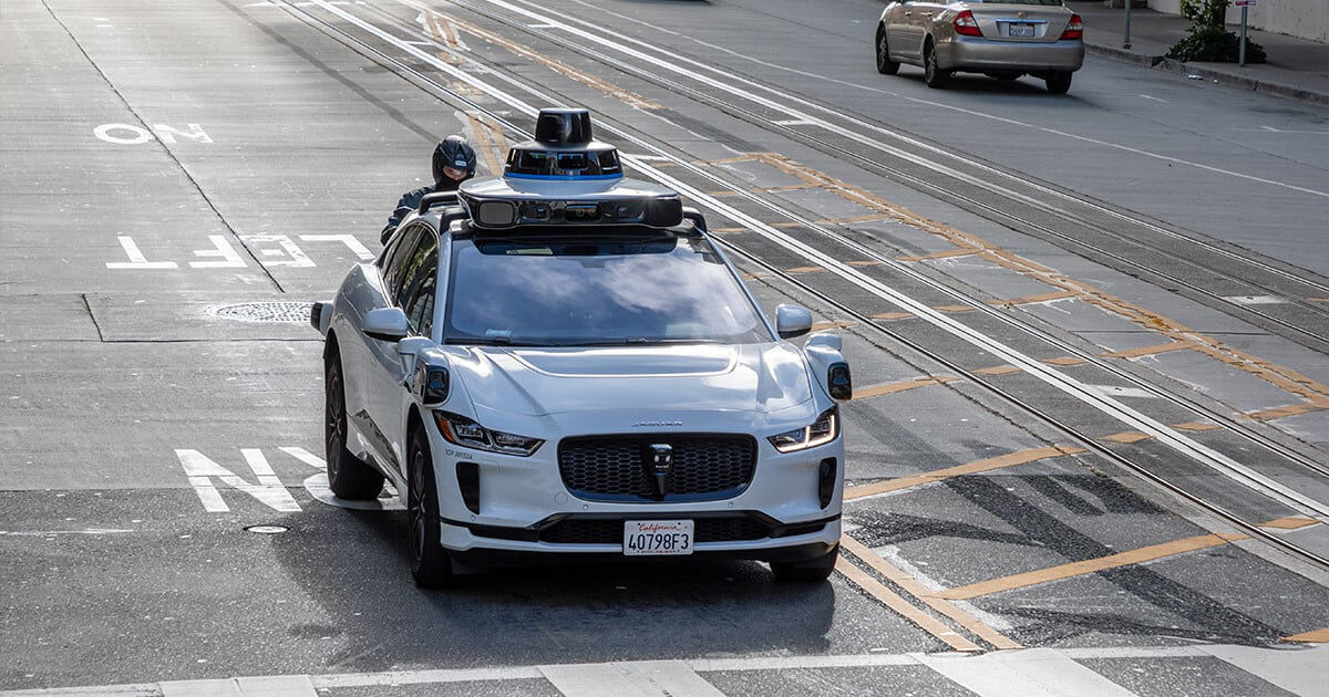 découvrez les défis auxquels sont confrontés les taxis autonomes de tesla, entre avancées technologiques, régulations en constante évolution et perceptions du public. plongez dans les enjeux d'une révolution de la mobilité.