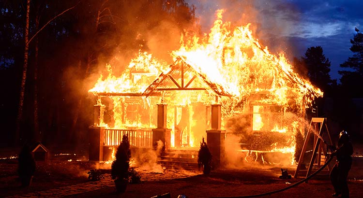 découvrez l'histoire tragique d'une maison incendiée, ses conséquences dévastatrices et les efforts pour reconstruire. une réflexion sur la résilience face à la perte.