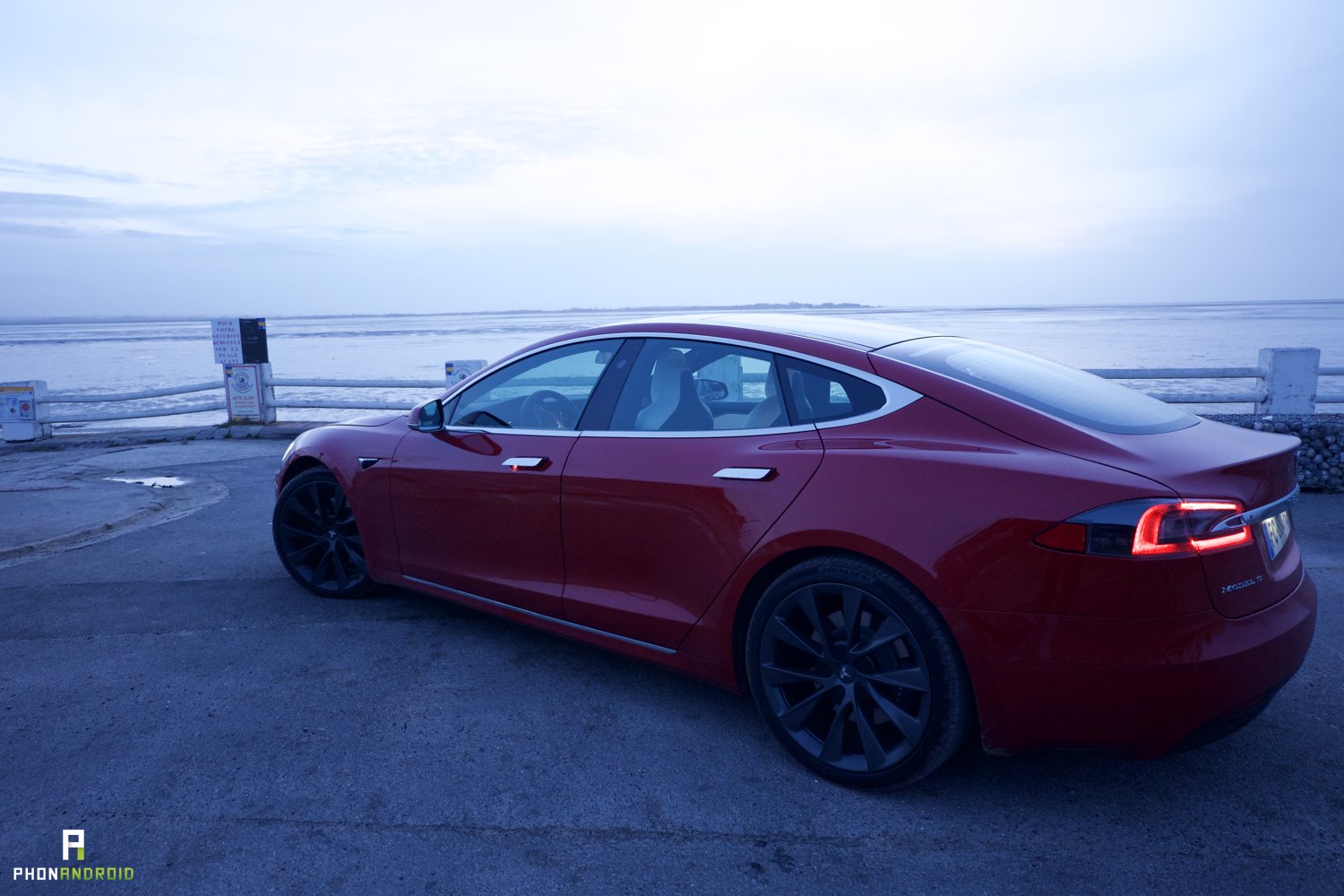 découvrez comment mg s'inspire des innovations de tesla pour offrir des véhicules électriques performants et abordables. plongez dans le futur de l'automobile avec mg et ses technologies révolutionnaires.