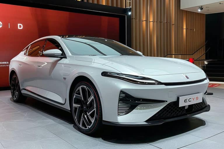 découvrez comment mg s'inspire de tesla pour révolutionner l'industrie automobile avec des innovations technologiques et des designs modernes. explorez les nouvelles tendances de la mobilité électrique et les ambitions de mg pour l'avenir.
