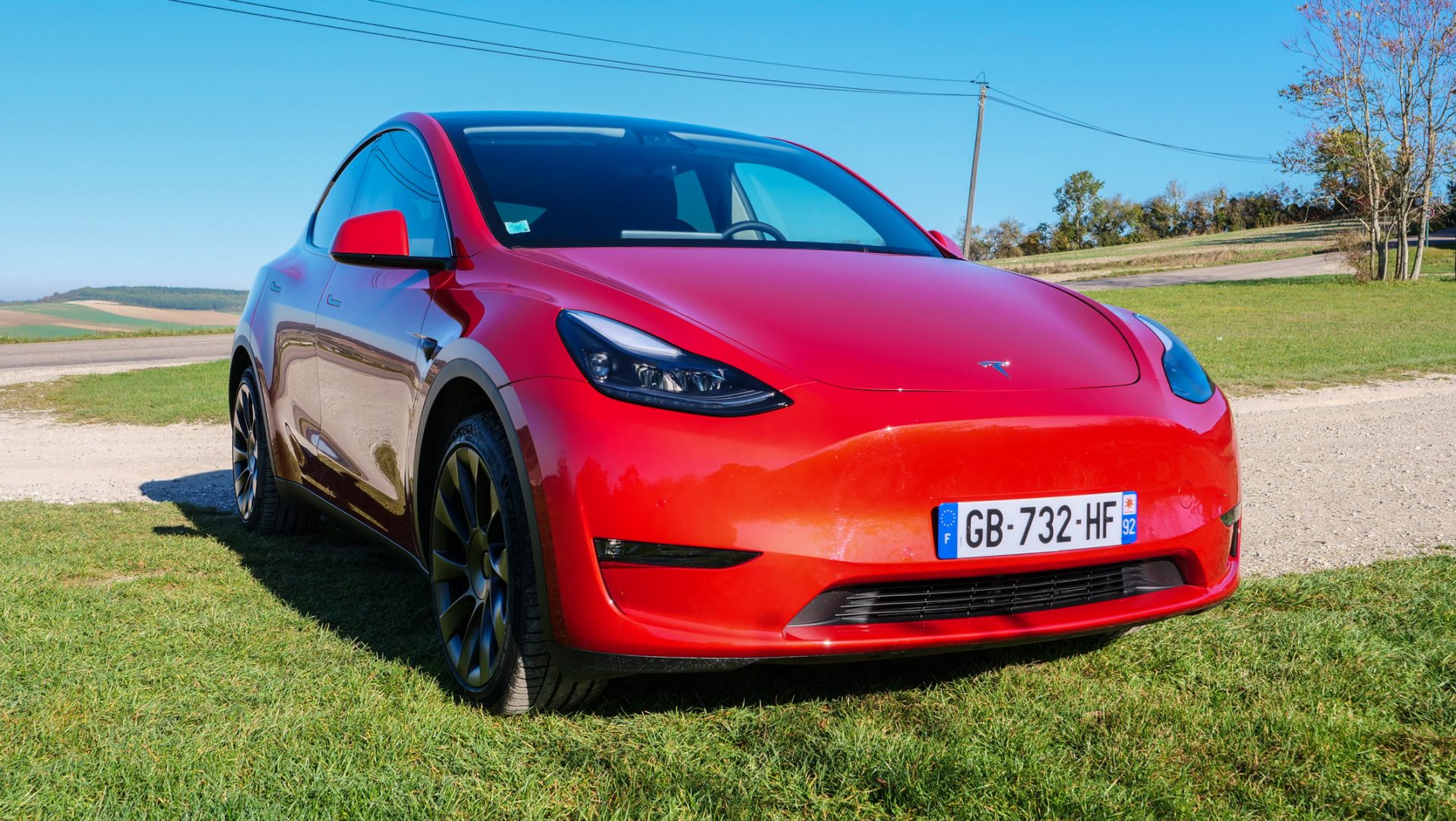 découvrez le model y compact, un suv électrique alliant performance, confort et technologie de pointe. idéal pour la ville comme pour les escapades en plein air, ce véhicule offre une conduite dynamique avec une autonomie impressionnante et des fonctionnalités innovantes. adoptez une nouvelle façon de rouler avec style et efficacité.