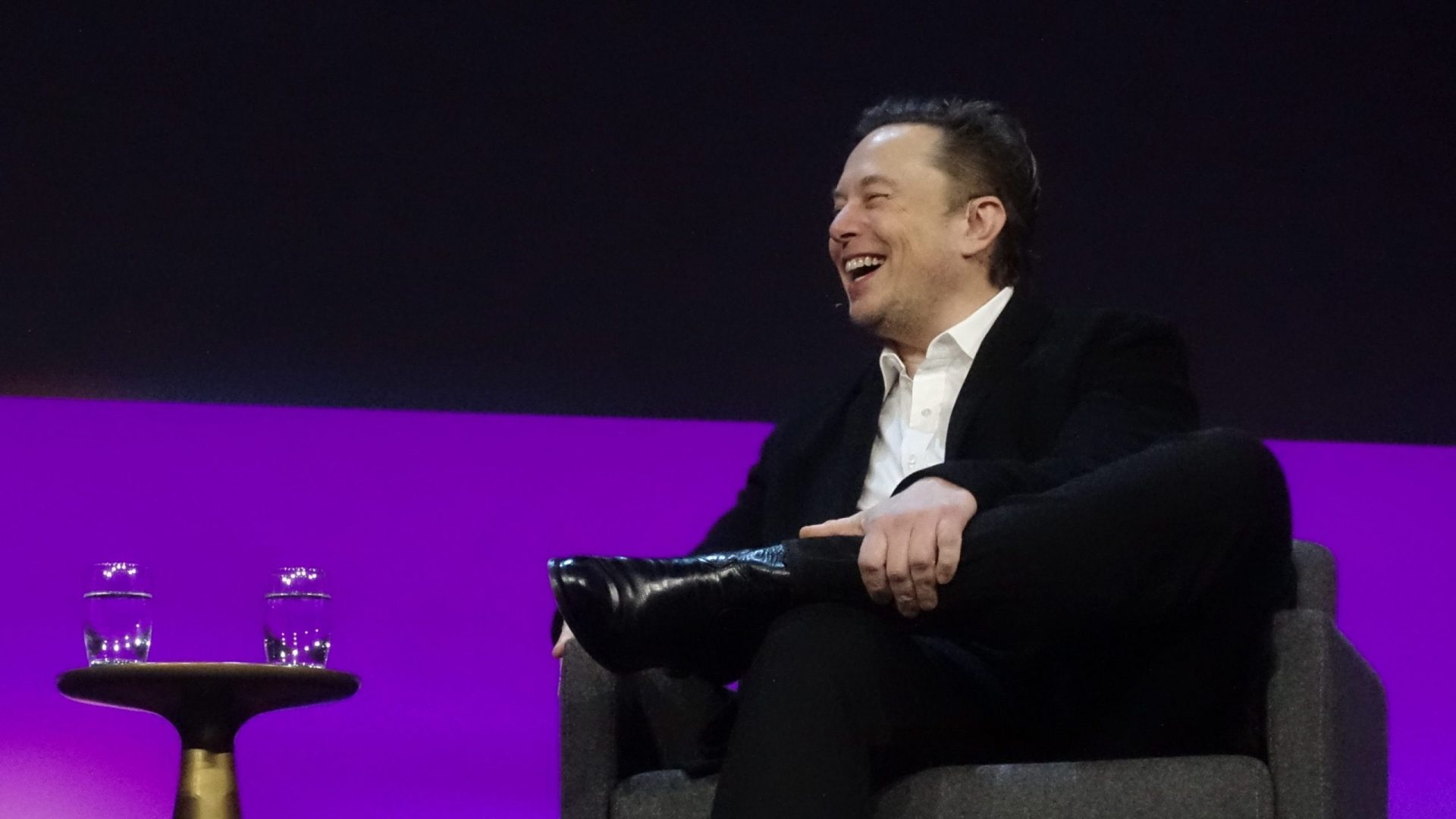 découvrez comment elon musk, le visionnaire derrière tesla, soutient la révolution du secteur automobile avec son cybertruck audacieux. explorez les caractéristiques uniques et l'impact potentiel de ce véhicule électrique futuriste sur la mobilité durable.