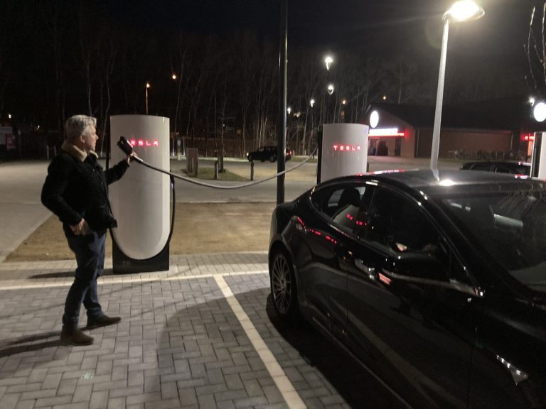 découvrez les nouveaux superchargeurs tesla, une innovation incontournable pour recharger votre véhicule électrique plus rapidement et efficacement. profitez d'une autonomie accrue et d'une expérience de conduite optimisée grâce à ces stations de recharge ultramodernes.