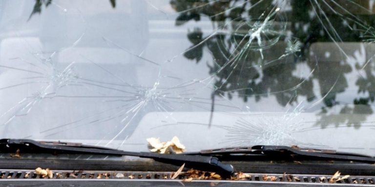 protégez votre véhicule des dommages causés par la grêle et les orages grâce à une assurance auto adaptée. découvrez nos conseils pour bien choisir votre couverture et ne pas subir de pertes financières en cas d'intempéries.