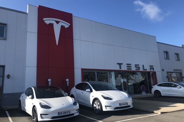 découvrez pourquoi tesla france choisit de cacher sa localisation. analyse des enjeux commerciaux et de la stratégie de confidentialité de cette entreprise innovante.
