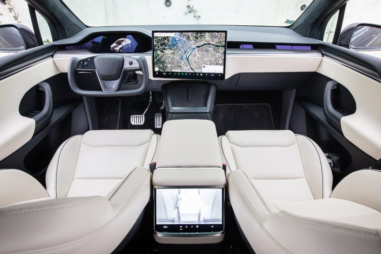 découvrez les tendances des ventes auto en 2023, avec un focus sur les modèles les plus prisés du marché et l'analyse de la chute des ventes de tesla. restez informé des évolutions du secteur automobile cette année.