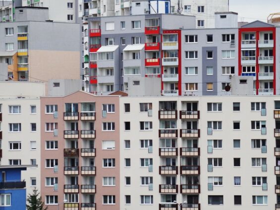 découvrez les enjeux du logement précaire en 2025 : chiffres clés, témoignages et solutions pour améliorer les conditions de vie des personnes touchées par la précarité en france.