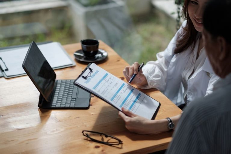 découvrez nos conseils pratiques pour réduire vos dépenses d'assurance et faire des économies sans compromis sur votre couverture. comparez, négociez et adaptez votre contrat !
