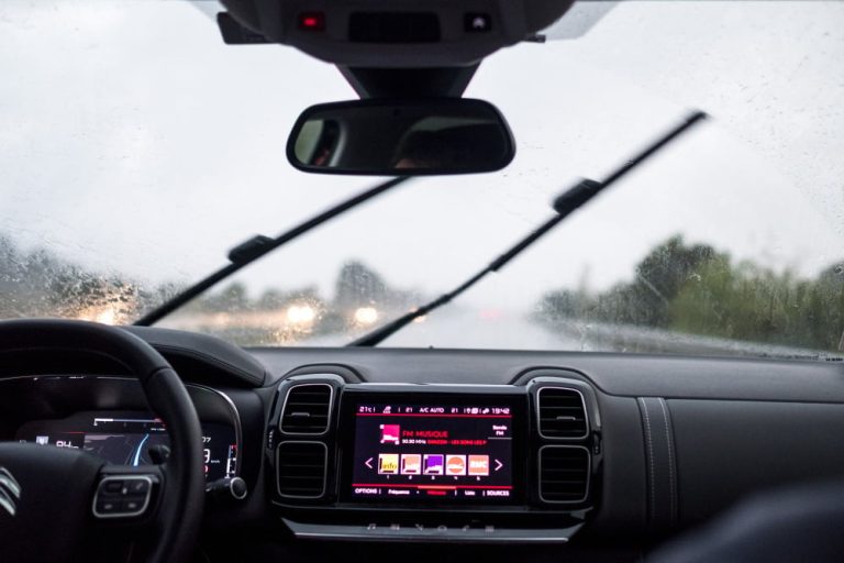 découvrez les prévisions d'augmentations des assurances auto, habitation et santé pour 2026, et comment mieux gérer vos contrats pour optimiser votre budget.