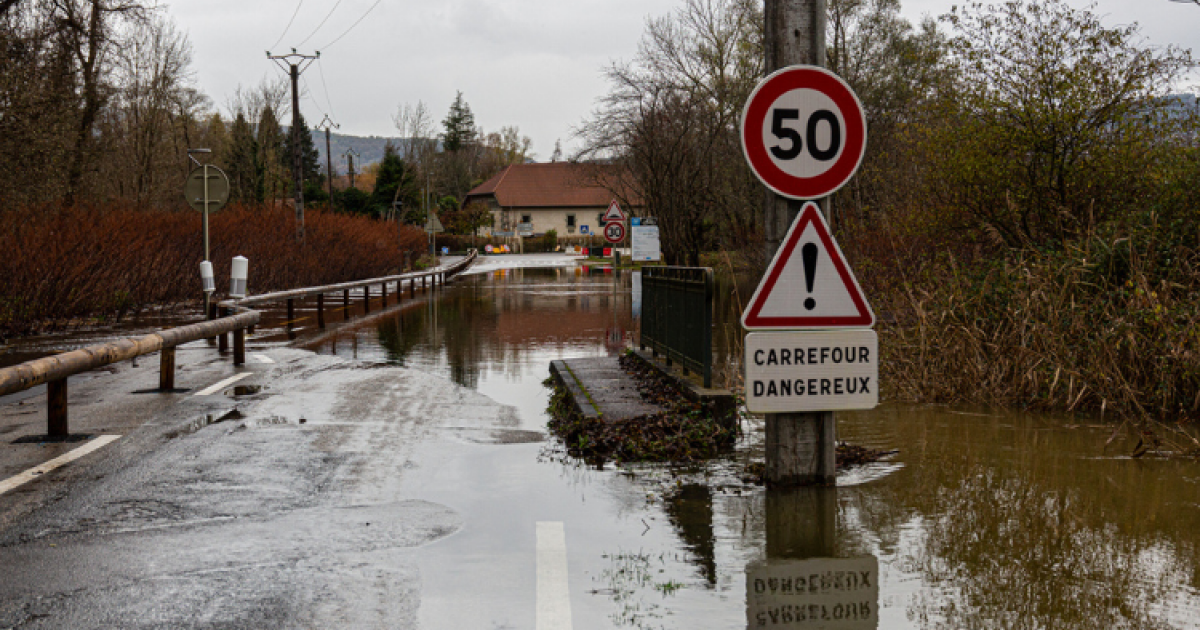 découvrez comment les inondations affectent votre assurance habitation et les mesures à prendre pour protéger votre logement et vos biens.